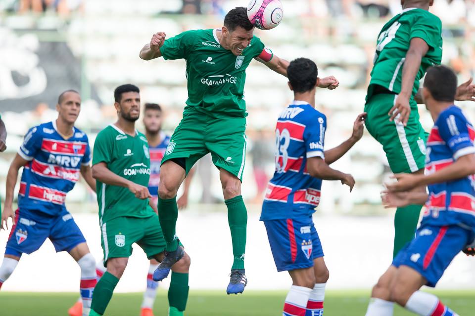 Lúcio (C) salvou a maioria dos lances de perigo do Fortaleza, não permitindo que o placar aumentasse ainda mais - Foto: Carlos Teixeira/Agência EB