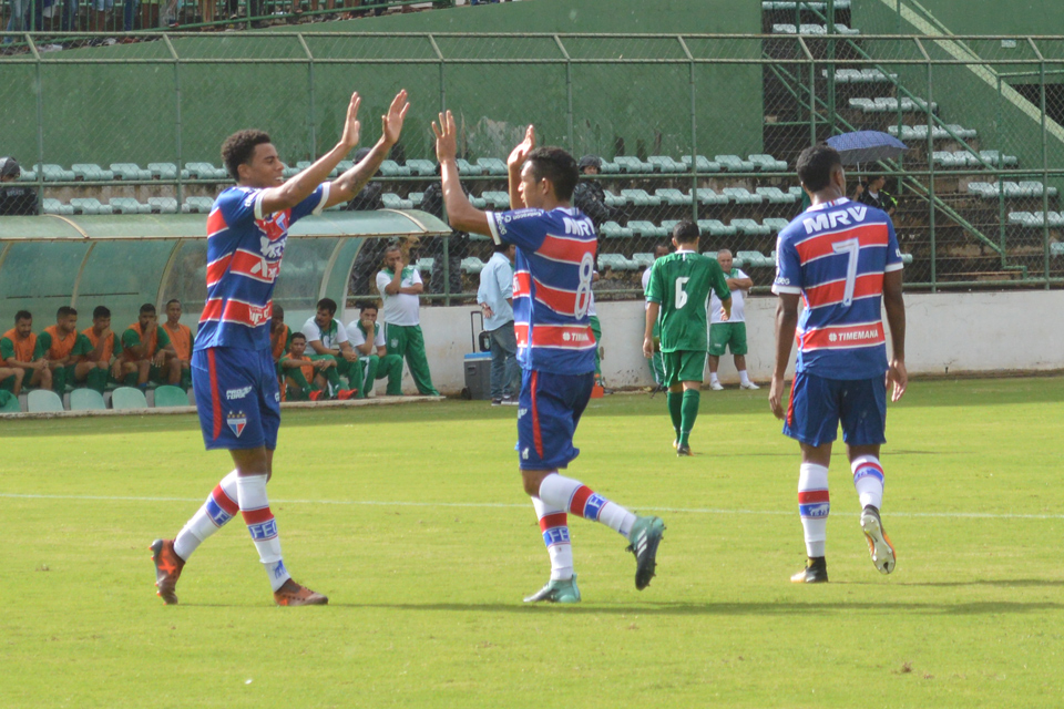 Gustagol marca o segundo gol do Fortaleza, chutando de fora da área - Foto: Fernando Godoy/Agência EB