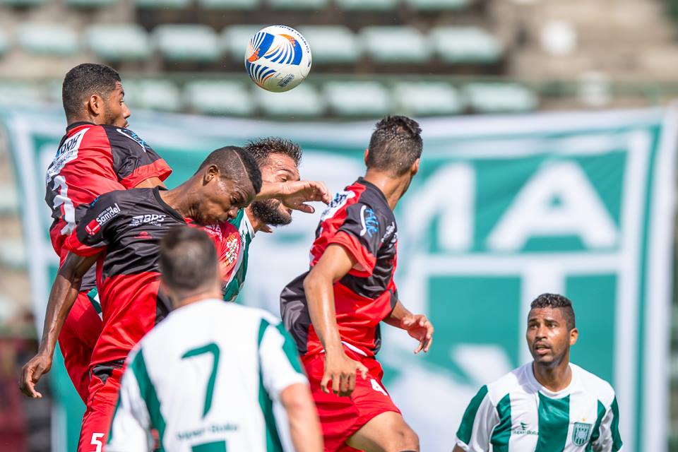 Jogo foi truncado do início ao fim. O Atlético Taguatinga também tentou alcançar algumas chances de gol, mas as conclusões não eram certas - Foto: Carlos Teixeira/Agência EB