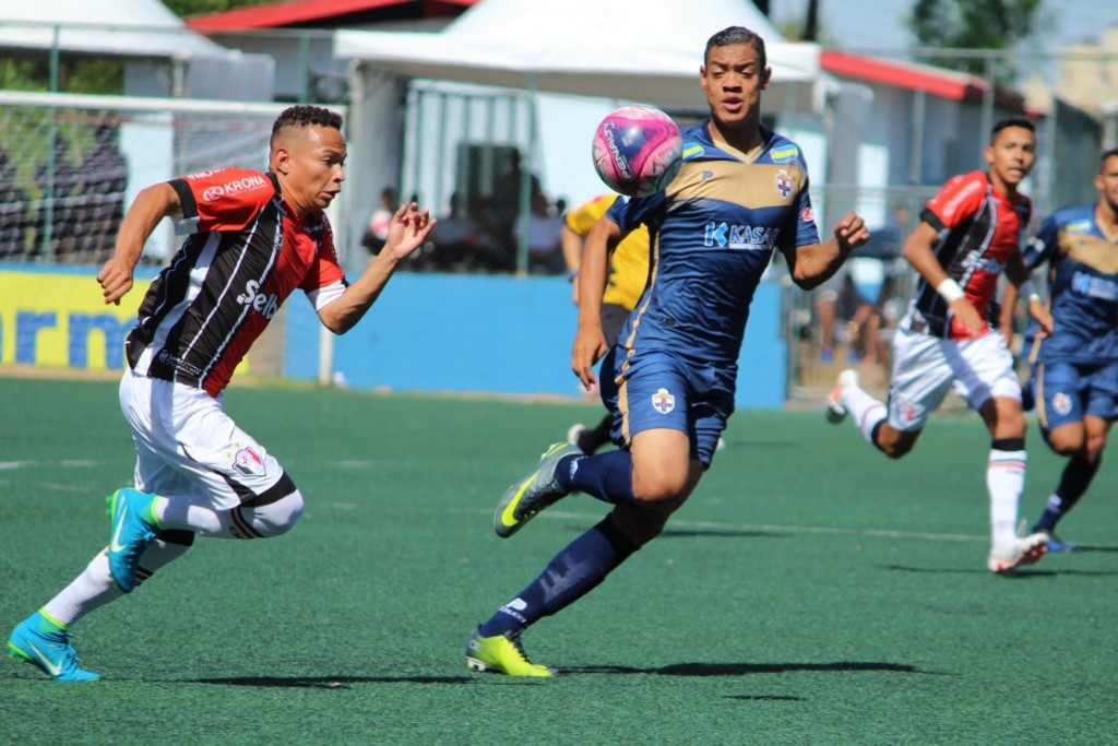 Real parte para cima no primeiro tempo de partida, mas acaba sufocado pelo Joinville - Foto: Lucas Daniel Cardoso/O Cancheiro