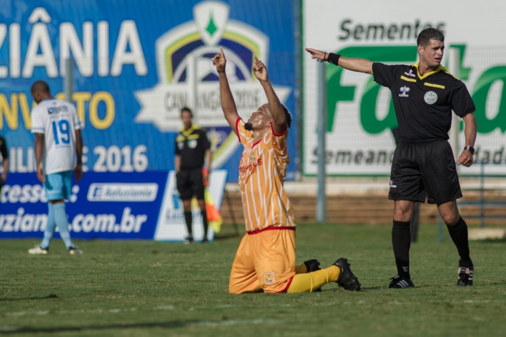 Márcio Diogo marcou um golaço, abrindo o placar para o Brasiliense - Foto: Tiago Vieira/Brasiliense FC
