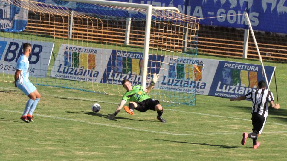 Formiga abre o placar para o Ceilândia em um chute cruzado - Foto: ceilandiaec.com.br
