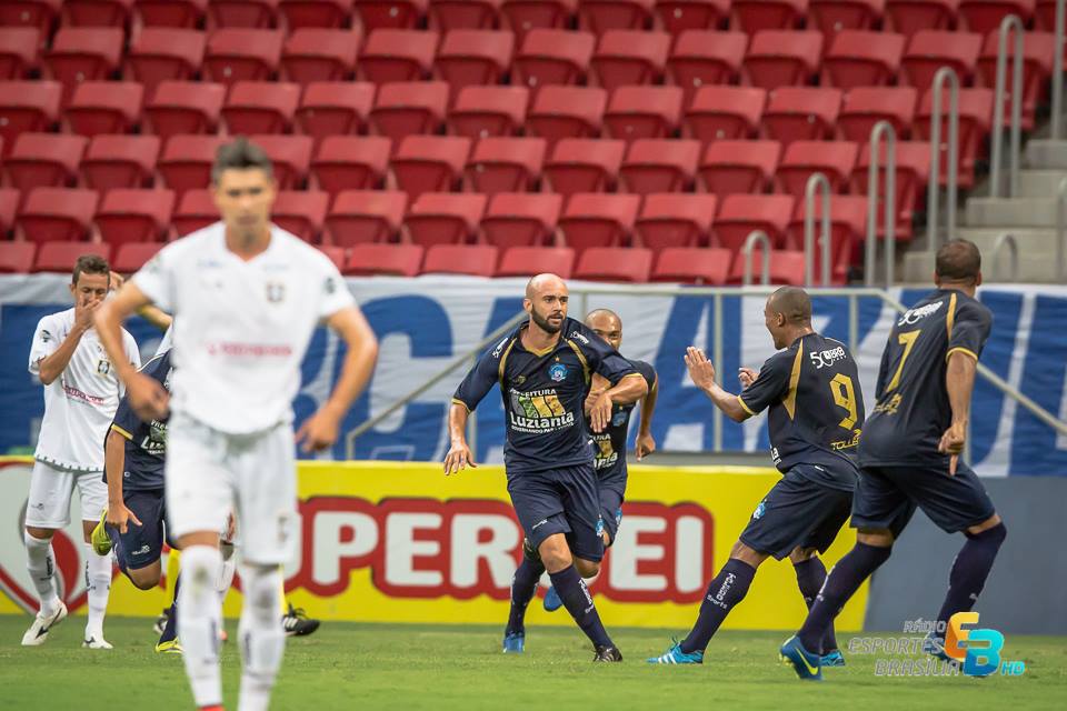 Thiago Mariano marca o segundo gol do Luziânia na reta final de partida - Foto: Carlos Teixeira/Agência EB