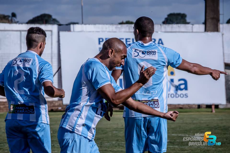 Aldo comemora gol de abertura do placar para o Luziânia, na primeira chance que o azulino teve - Foto: Carlos Teixeira/Agência EB