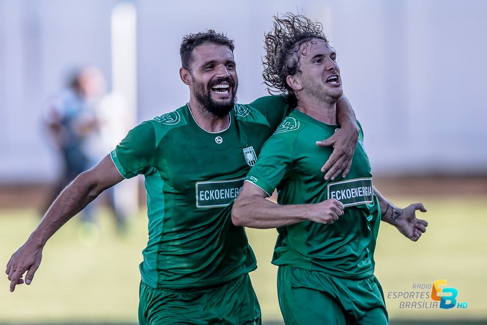 Tiago Gaúcho comemora gol de empate do Gama em um chutaço de fora da área - Foto: Carlos Teixeira/Agência EB