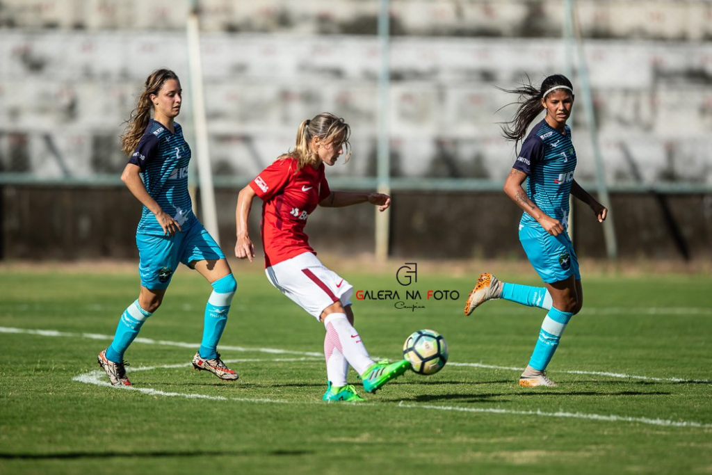 Júlia começa a jogada do primeiro gol colorado no meio de campo. Vitória por 2x0 deu a liderança ao Inter da chave A - Foto: Carlos Teixeira/Agência EB