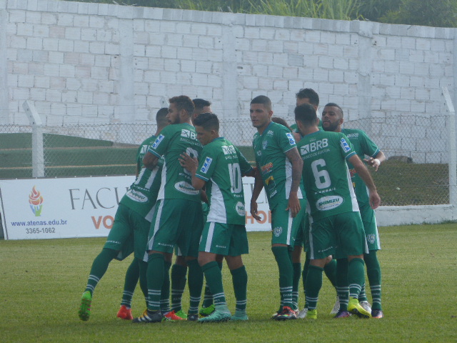 Jogadores do Formosa comemoram gol de virada frente ao Paracatu - Foto: Samuel Kada