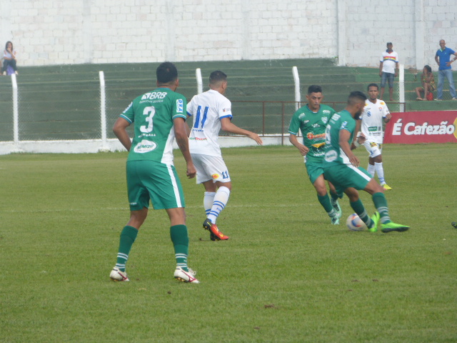 Jogo ficou truncado no primeiro tempo, mas a atenção de Paracatu e Formosa era no estádio Serra do Lago, onde Luziânia e Brasiliense se enfrentavam - Foto: Samuel Kada