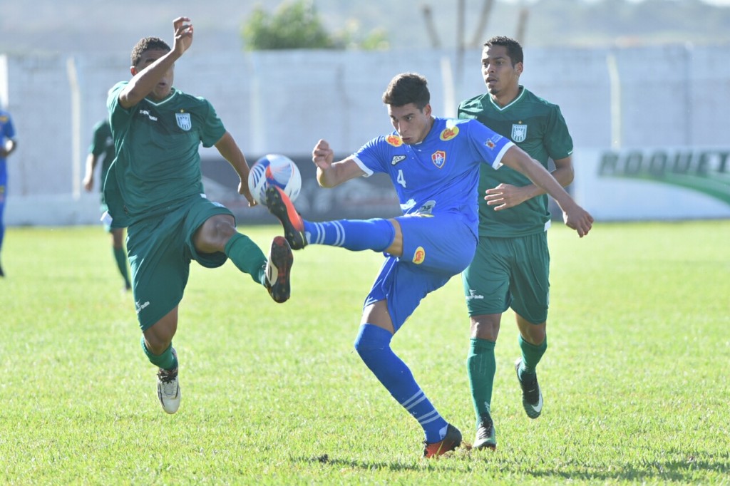 Paracatu ameaçou mais no primeiro tempo e foi para o intervalo vencendo por 1x0 - Foto: Ricardo Botelho/ArtMidia Press