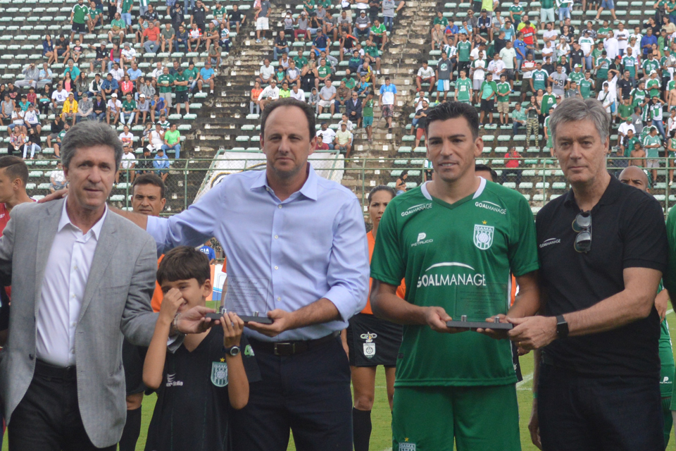 Rogério Ceni e Lúcio receberam troféus como homenagem pelo amistoso - Foto: Fernando Godoy/Agência EB