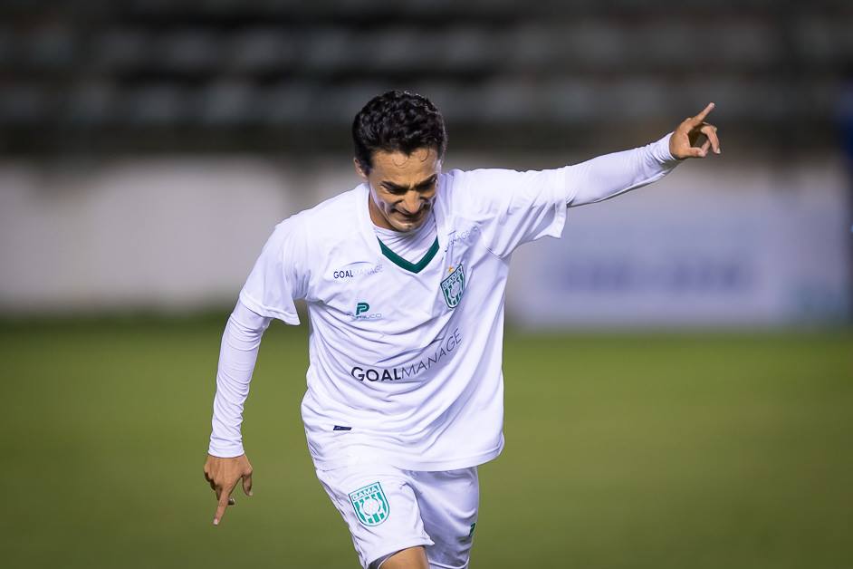 Rafinha comemora  terceiro gol marcado pelo alviverde diante do Samambaia - Foto: Carlos Teixeira/Agência EB