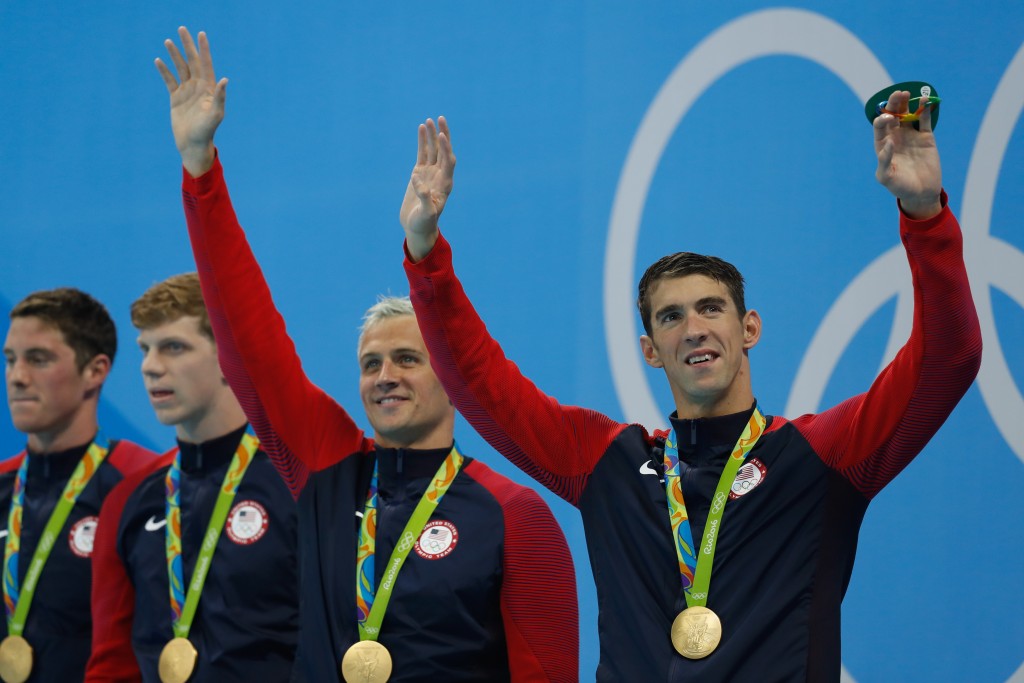 Equipe norte-americana com Michael Phelps (D) ganha ouro no revezamento 4 por 200m, nos Jogos Rio 2016 - Foto: Fernando Frazão/Agência Brasil