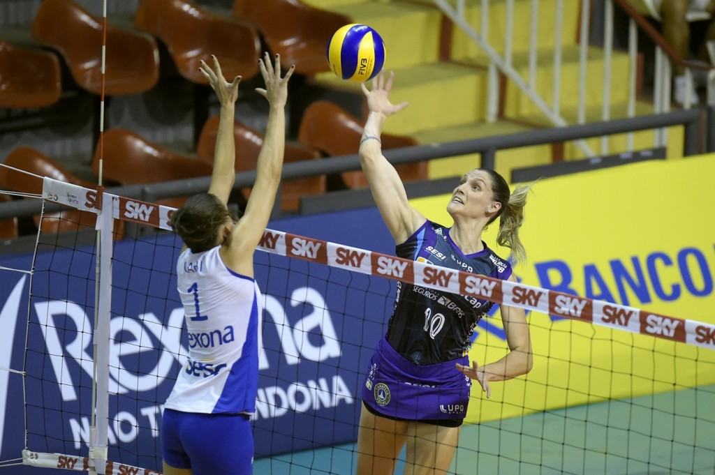 As duas equipes fizeram um jogo digno de líder e vice-líder da Superliga Feminina - Foto: Alexandre Loureiro/InovaFoto