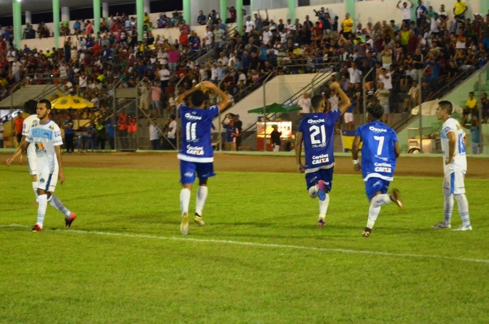 Careca comemora com a torcida o gol do Rondoniense, marcado na reta final do primeiro tempo - Foto: Alexandre Almeida/Futebol do Norte