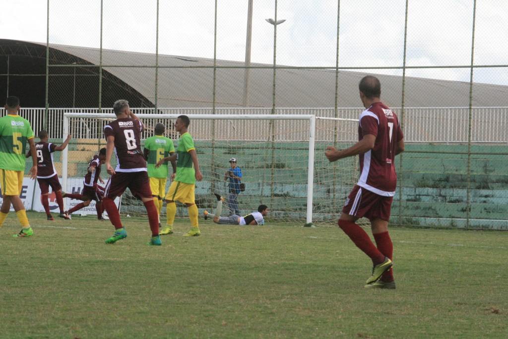 Gil testa firme e marca o gol do Santa Maria, empatando o jogo logo no início do segundo tempo - Foto: Marco Antônio Tchefy
