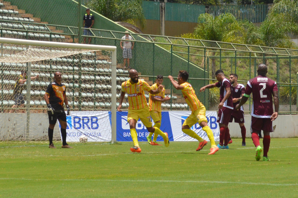 Mario Henrique marcou o quarto gol do Brasiliense e fechou a goleada do jacaré pra cima do Santa Maria - Foto: Fernando Godoy/Agência EB