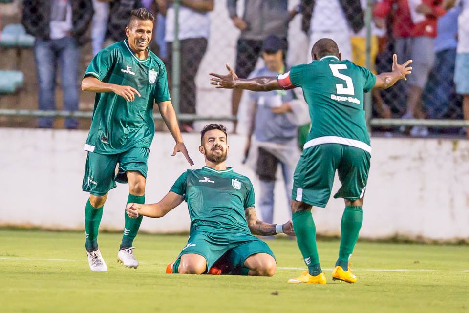 Jefferson Paulista (C) abre o placar para o alviverde, atuando como visitante no Candangão - Foto: Carlos Teixeira/Agência EB
