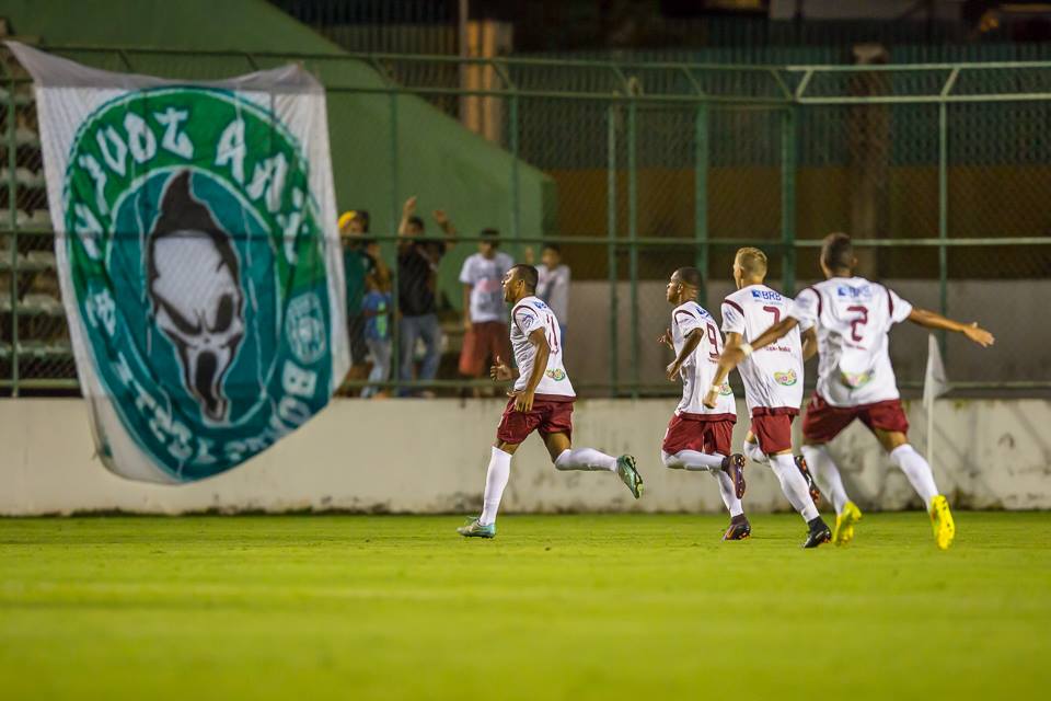 Jogadores do Santa Maria comemoram gol de empate no Bezerrão. Chutaço de fora da área de Lucas Bocão - Foto: Carlos Teixeira/Agência EB