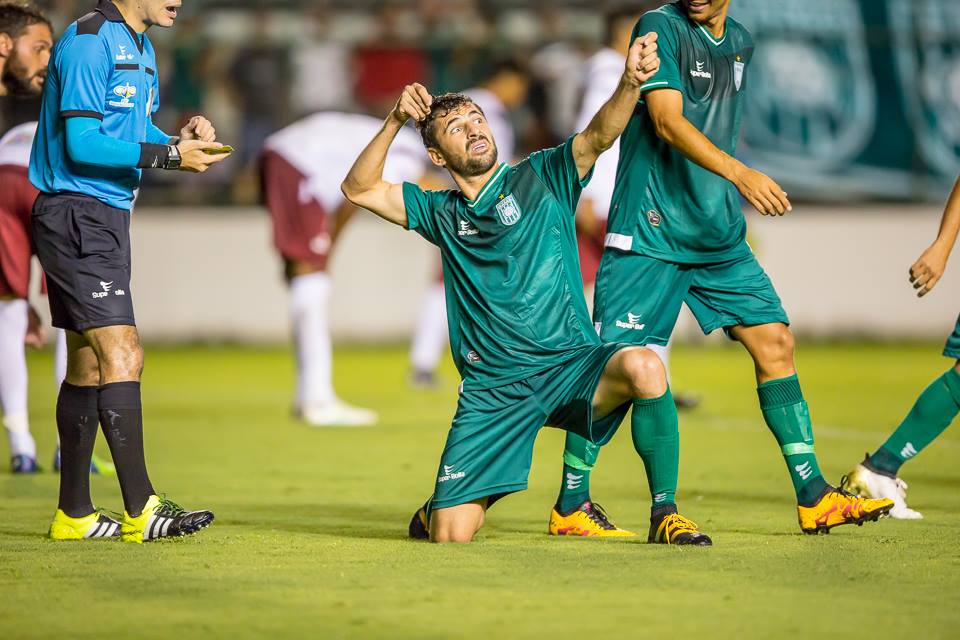 Rodrigo Bronzatti marca gol da vitória do Gama, dando a liderança provisória ao alviverde - Foto: Carlos Teixeira/Agência EB