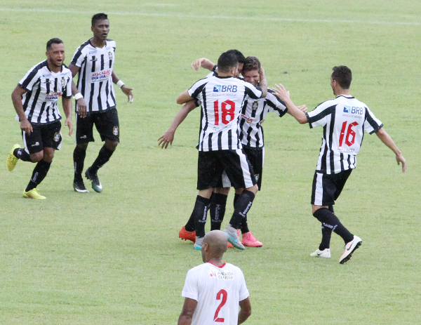 Elivelto comemora gol de empate, resultado festejado pelos jogadores do Ceilândia - Foto: ceilandiaec.com.br