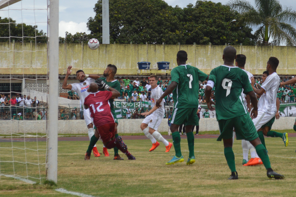 Geovane (E) desvia de cabeça e abre o placar para o Sobradinho no Augustinho Lima - Foto: Fernando Godoy/Agência EB