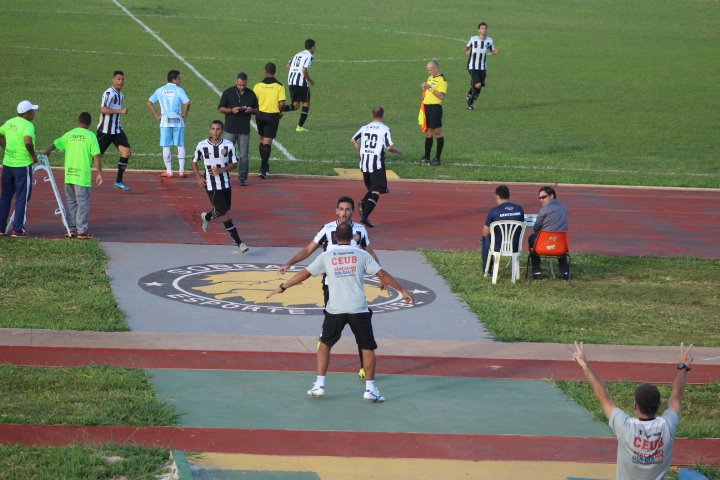 No segundo tempo, Betinho (C) marca o gol de empate do jogo e vai comemorar com a comissão técnica do Sobradinho - Foto: Liomar Gomes/Divulgação