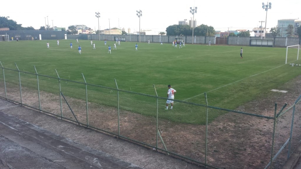 Elenco do Brasiliense treinou nesta quinta-feira no Abadião, palco do confronto de sábado - Foto: Sérgio Porto/Agência EB