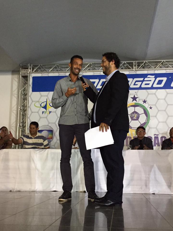 Didão, do Ceilândia, recebe troféu de Craque da Galera do Candangão 2017. Foram 54% dos 33 mil votos dados - Foto: Paulo Victor Soares/Ceilândia EC