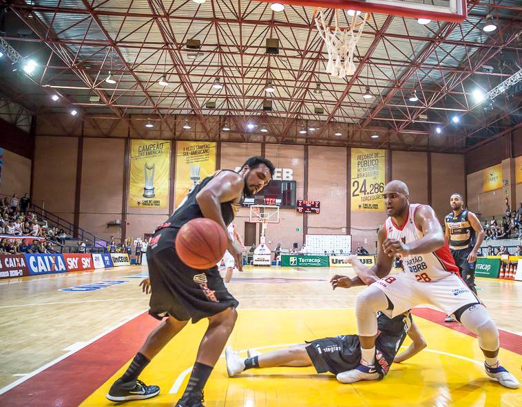 Lucas Mariano (D) foi um dos destaques, anotando um duplo-duplo. Mas não foi o suficiente para o UniCEUB/Brasília vencer o Campo Mourão - Foto: Carlos Teixeira/Agência EB