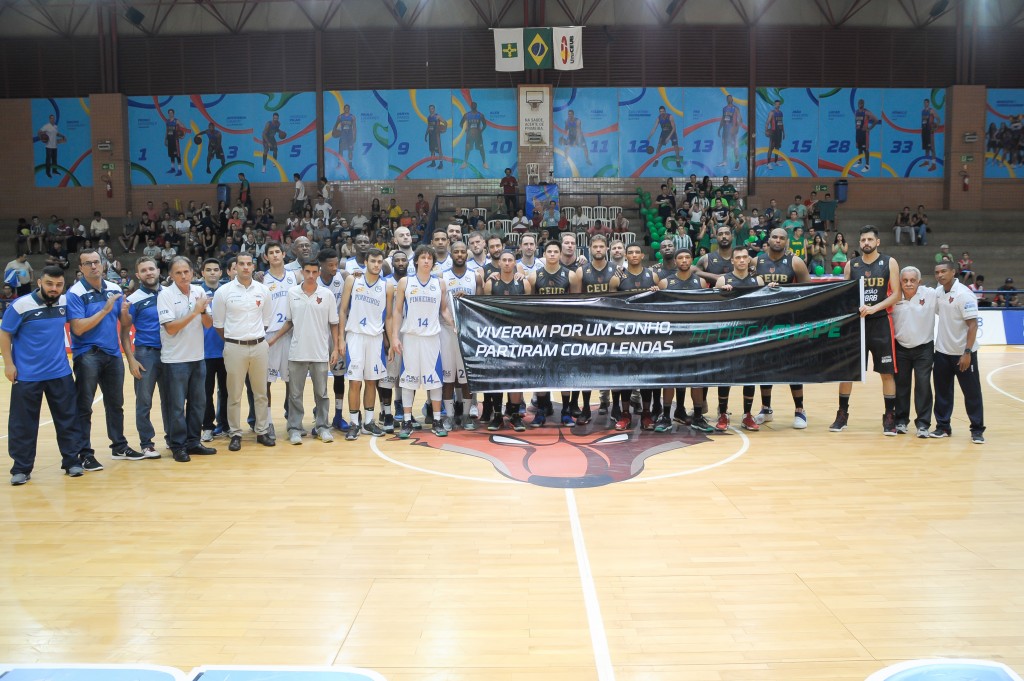 Jogadores do UniCEUB/Brasília e Pinheiros homenagearam jogadores e dirigentes da Chapecoense mortos em acidente aéreo - Foto: Brito Júnior