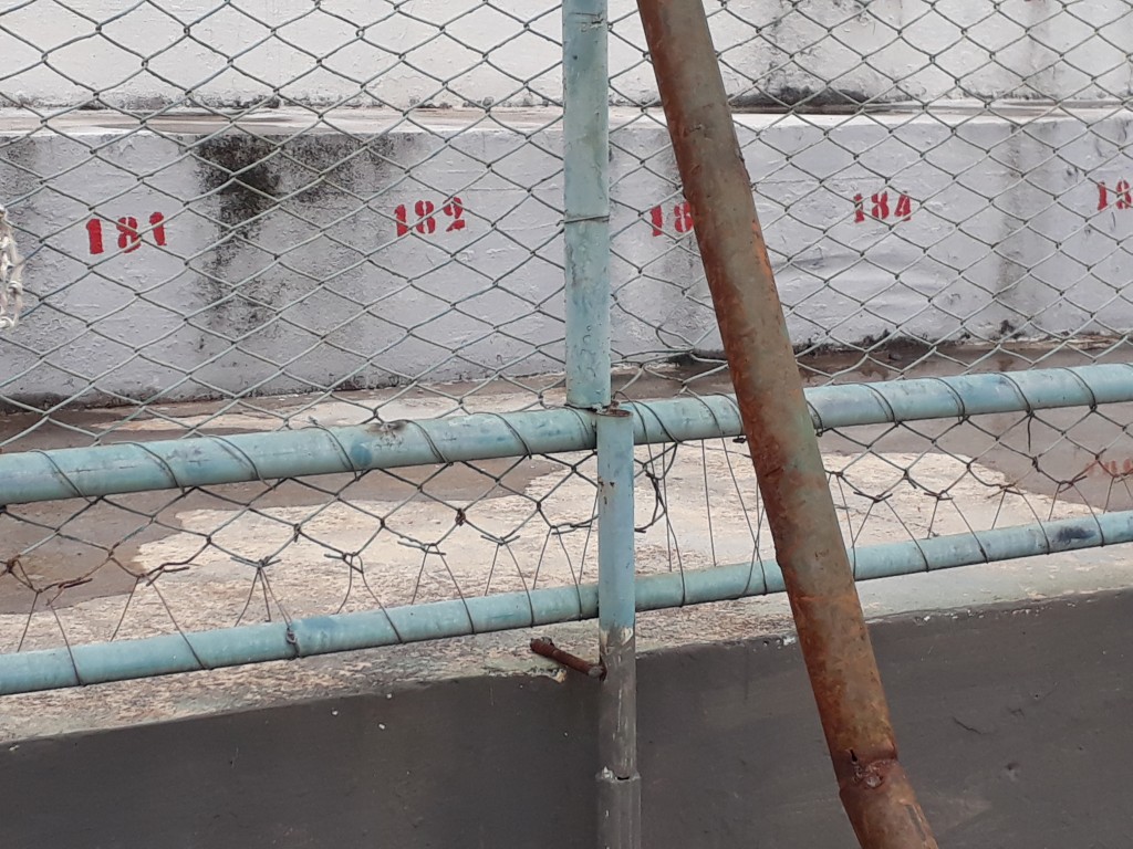 Reportagem da Esportes Brasília detectou que barras de ferro estão soltas no estádio Abadião - Foto: Rener Lopes/Agência EB